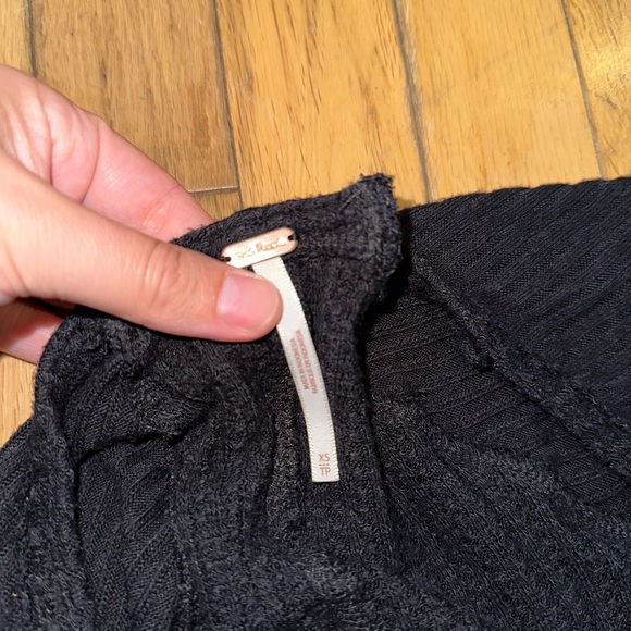 🔥SALE🔥 Free People S L/S Thermal black skinny sleeves hangs loose - Picture 3 of 4